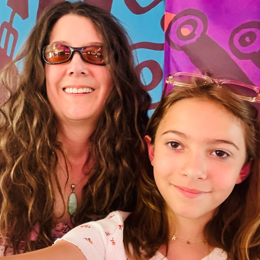 Meet your mother-daughter Poshers, Samantha & Kyla